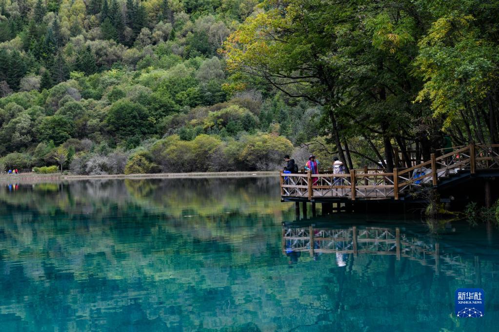 震后“补妆”归来 九寨沟景区全域正式恢复开放