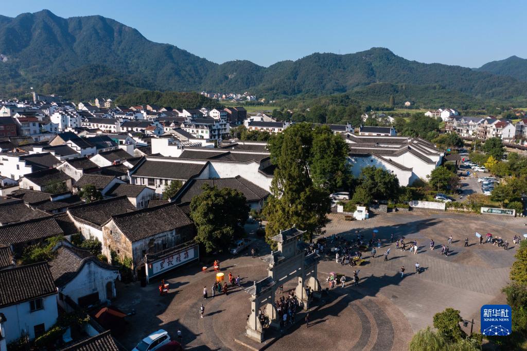 浙江杭州：江南古镇开启金秋庙会