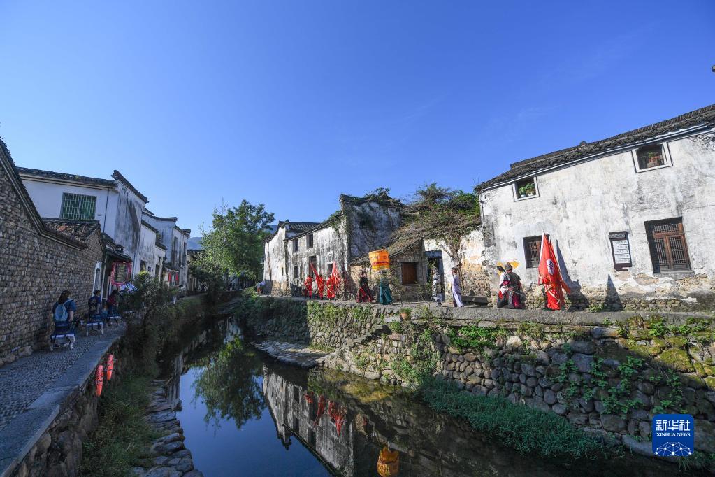 浙江杭州：江南古镇开启金秋庙会