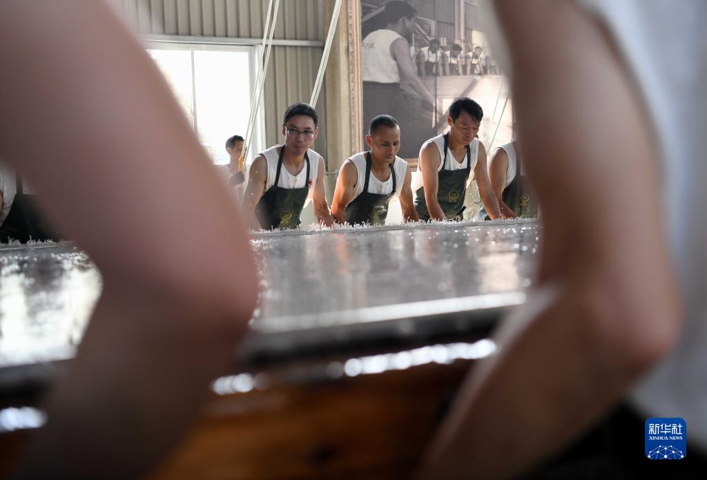 2021安徽泾县宣纸文化艺术节：近距离感受“超级宣纸”制作工艺