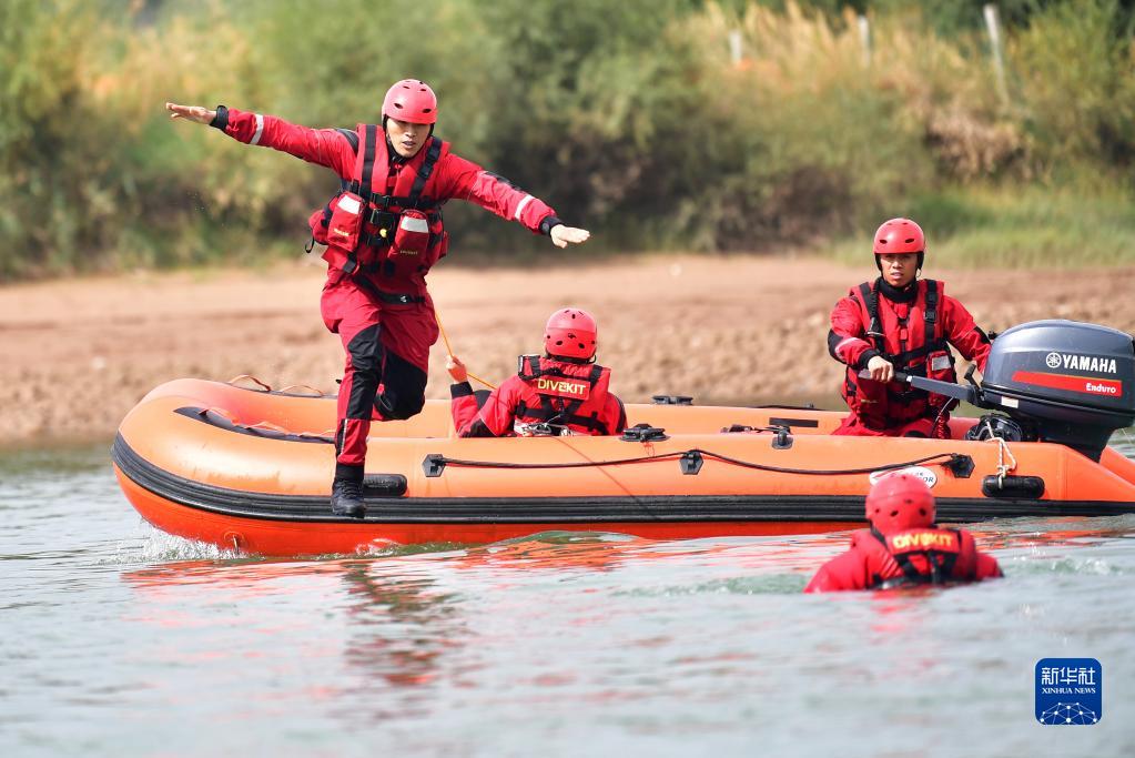国庆长假临近 “水上尖兵”保障群众出行安全