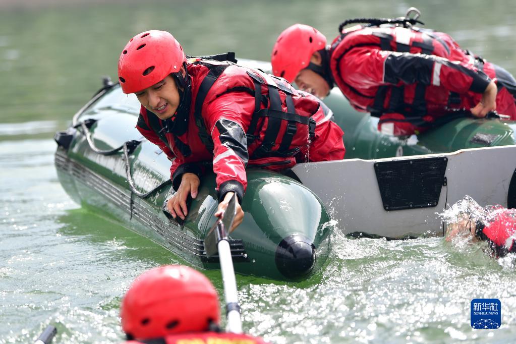 国庆长假临近 “水上尖兵”保障群众出行安全