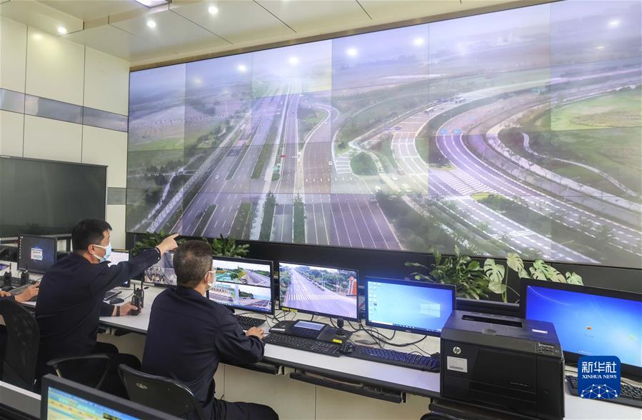 （社会）（4）北京交警启用无人机参与交通执勤