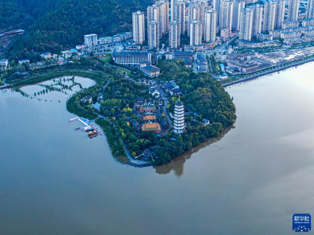 重庆开州区汉丰湖：山水城相融