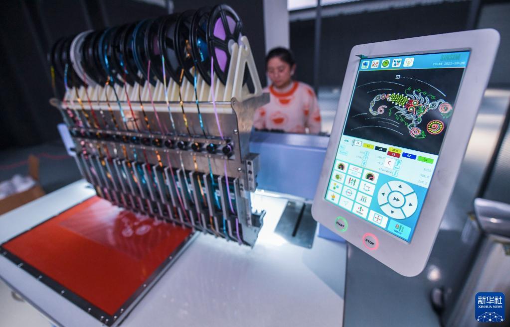 浙江诸暨：推进刺绣机产业数字化改造升级 重塑行业竞争力