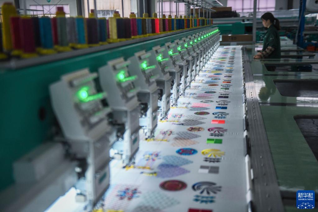 浙江诸暨：推进刺绣机产业数字化改造升级 重塑行业竞争力