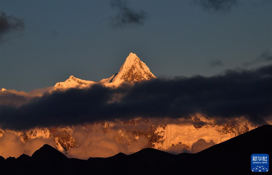 （镜观中国&middot;新华社国内新闻照片一周精选）（8）夕照南迦巴瓦峰