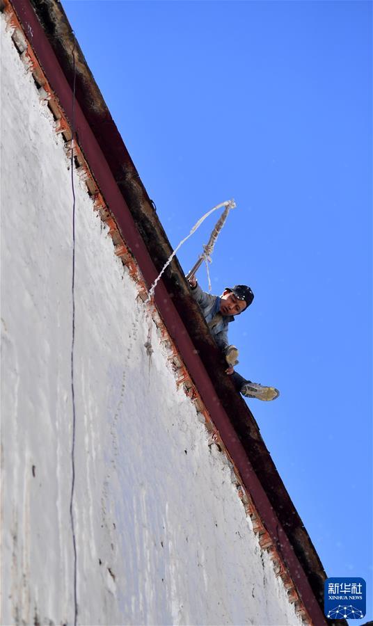 （镜观中国&middot;新华社国内新闻照片一周精选）（9）扎什伦布寺&ldquo;换装&rdquo;