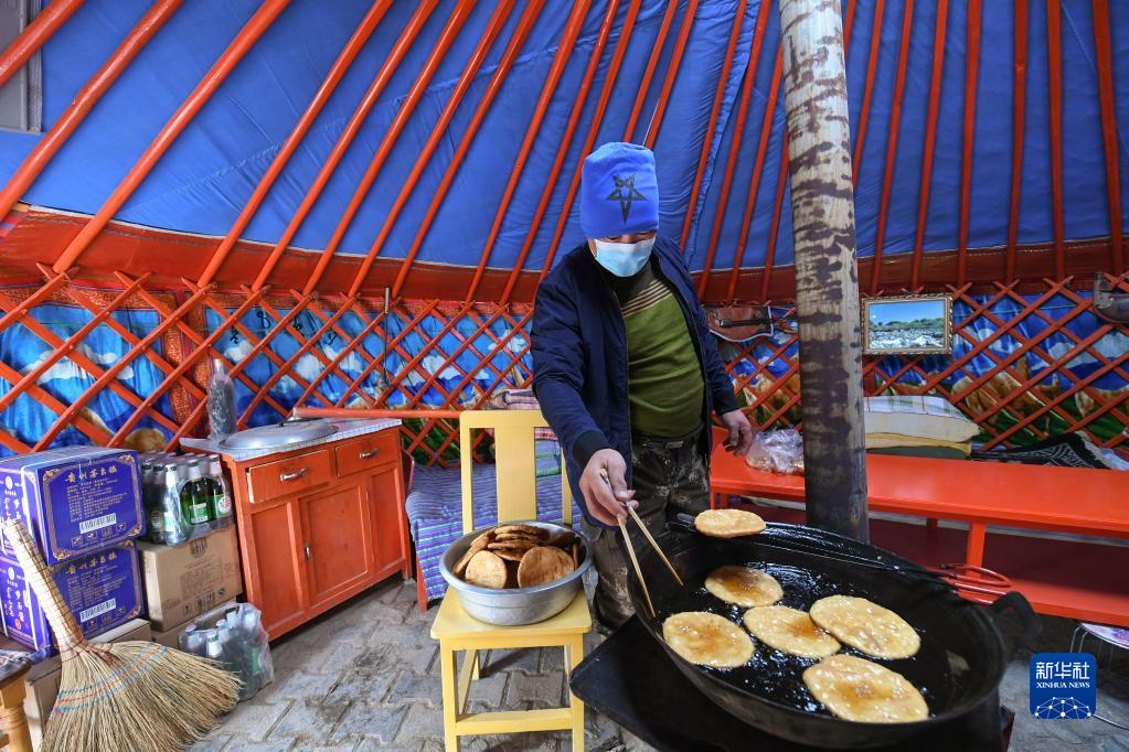 内蒙古额济纳旗：农牧民制备食物送滞留游客