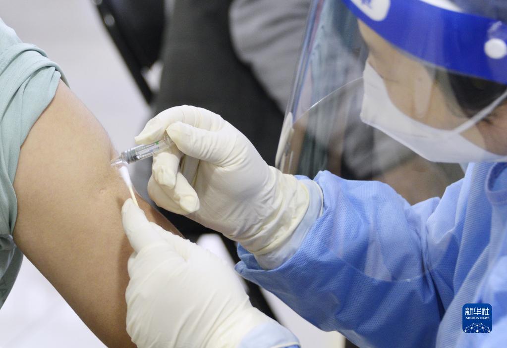 直击：北京市居民有序接种疫苗加强针