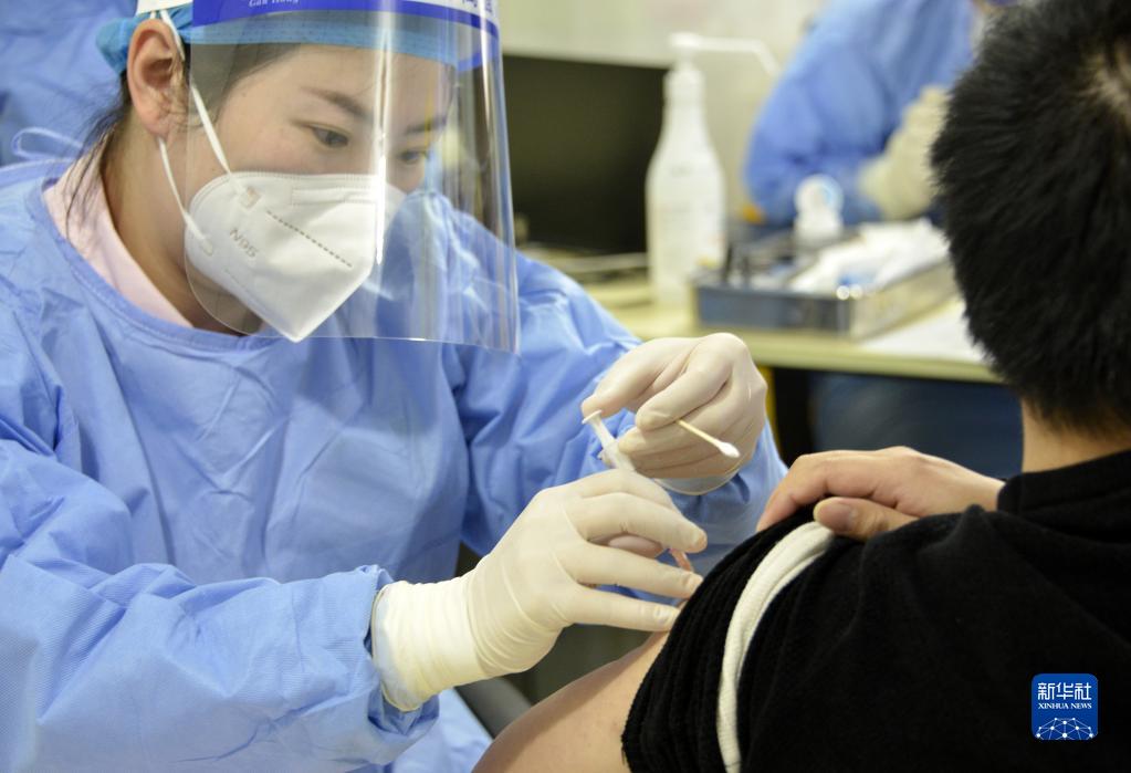 直击：北京市居民有序接种疫苗加强针