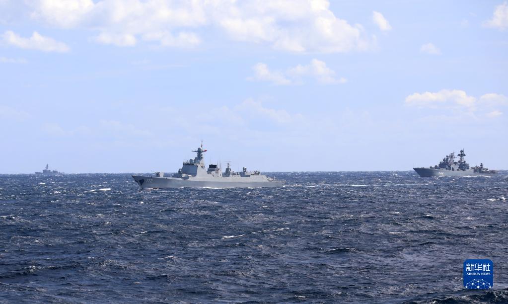 组图：中俄首次海上联合巡航遭遇外国舰机跟踪侦察