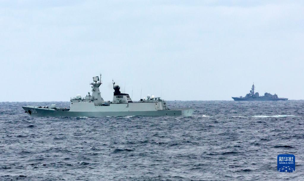 组图：中俄首次海上联合巡航遭遇外国舰机跟踪侦察
