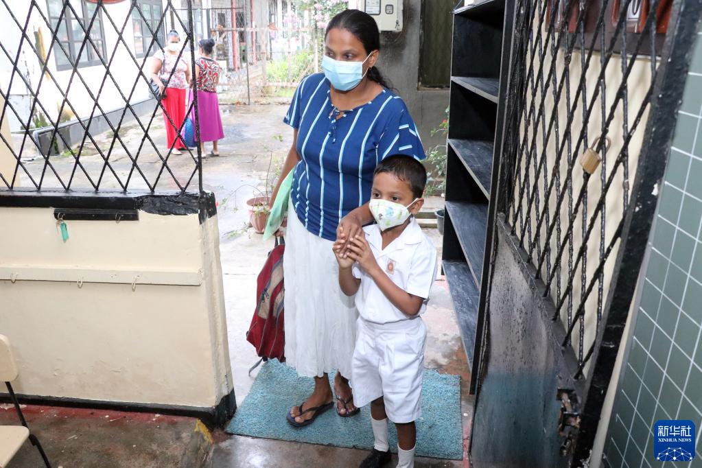 关闭数月后 斯里兰卡小学开学复课