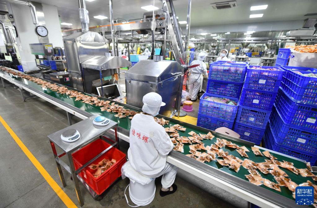 广西柳州：备战“双十一” 螺蛳粉企业开足马力生产