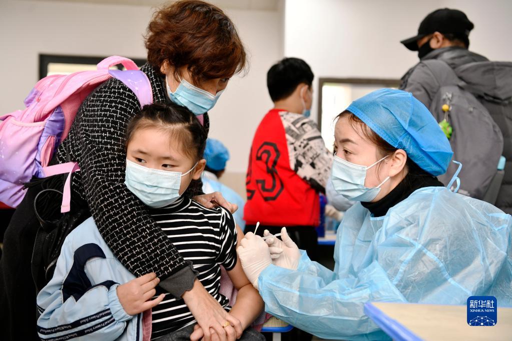 贵阳：新冠疫苗接种进校园