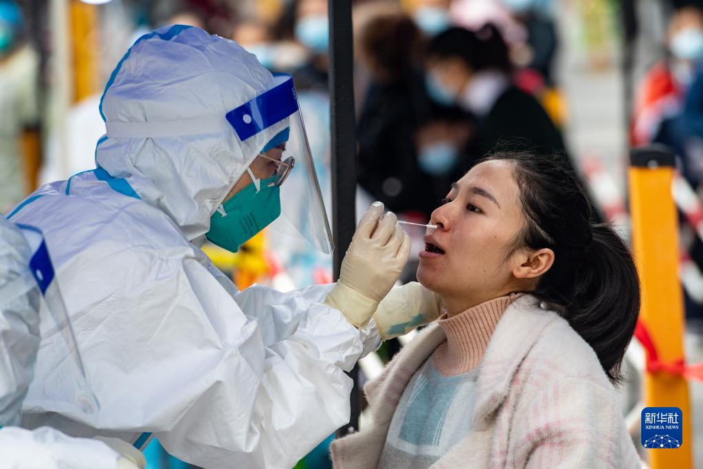 重庆新增本地确诊病例4例 当地组织市民有序开展核酸检测
