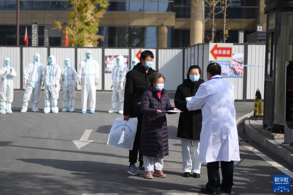 兰州首批3名本土确诊患者出院继续接受康复观察