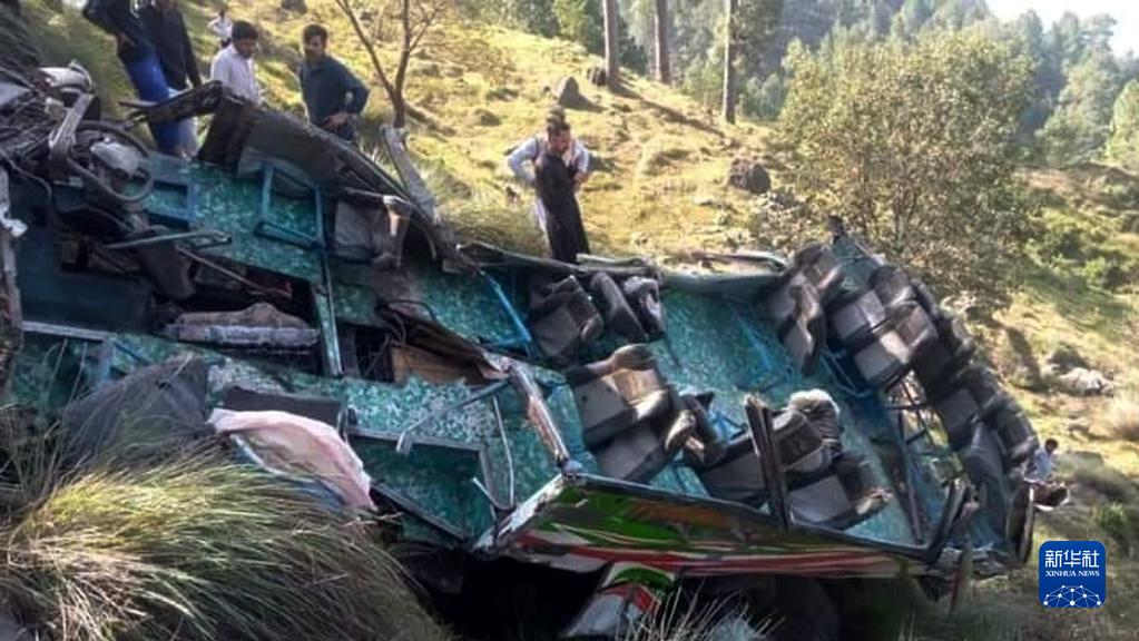 巴控克什米尔地区一客车坠入峡谷造成至少15死10伤