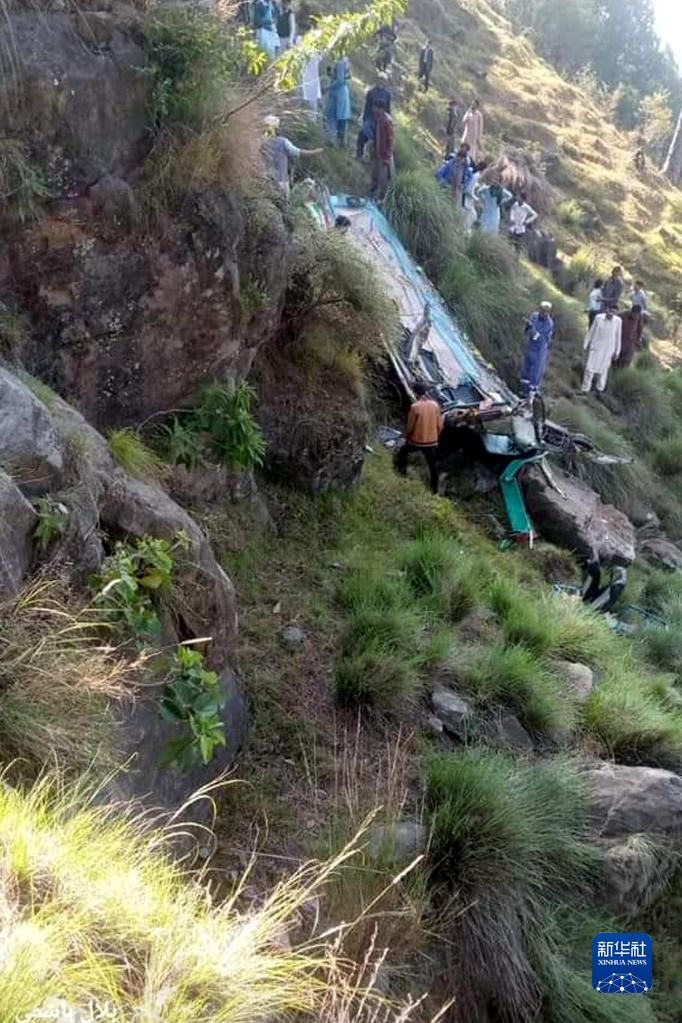 巴控克什米尔地区一客车坠入峡谷造成至少15死10伤