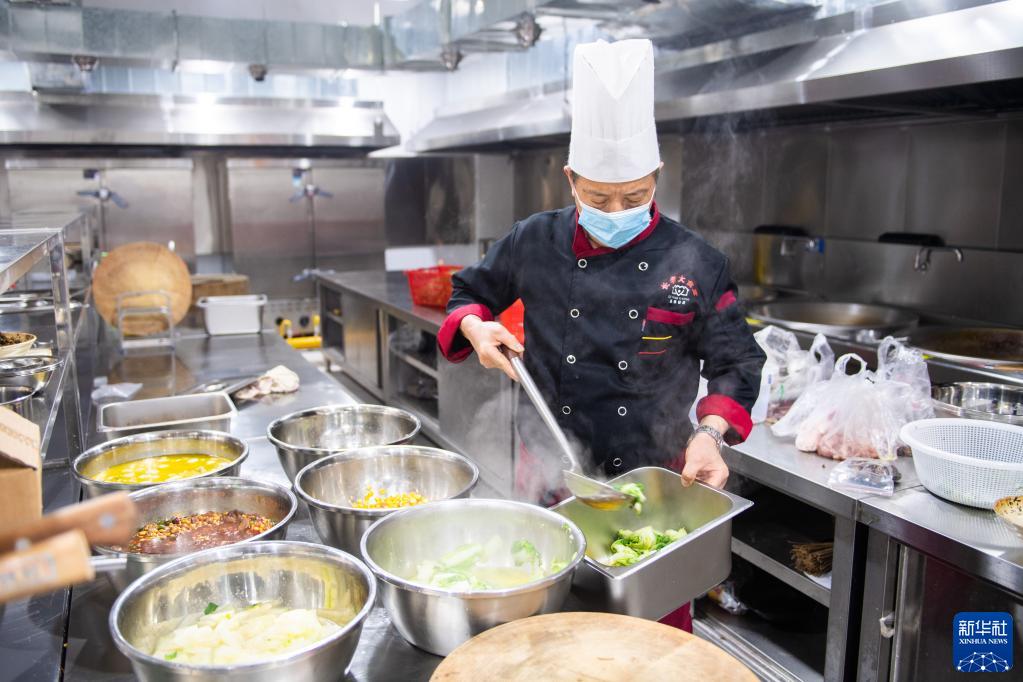 湖南常德：长者大食堂营业 老人可享优惠价格