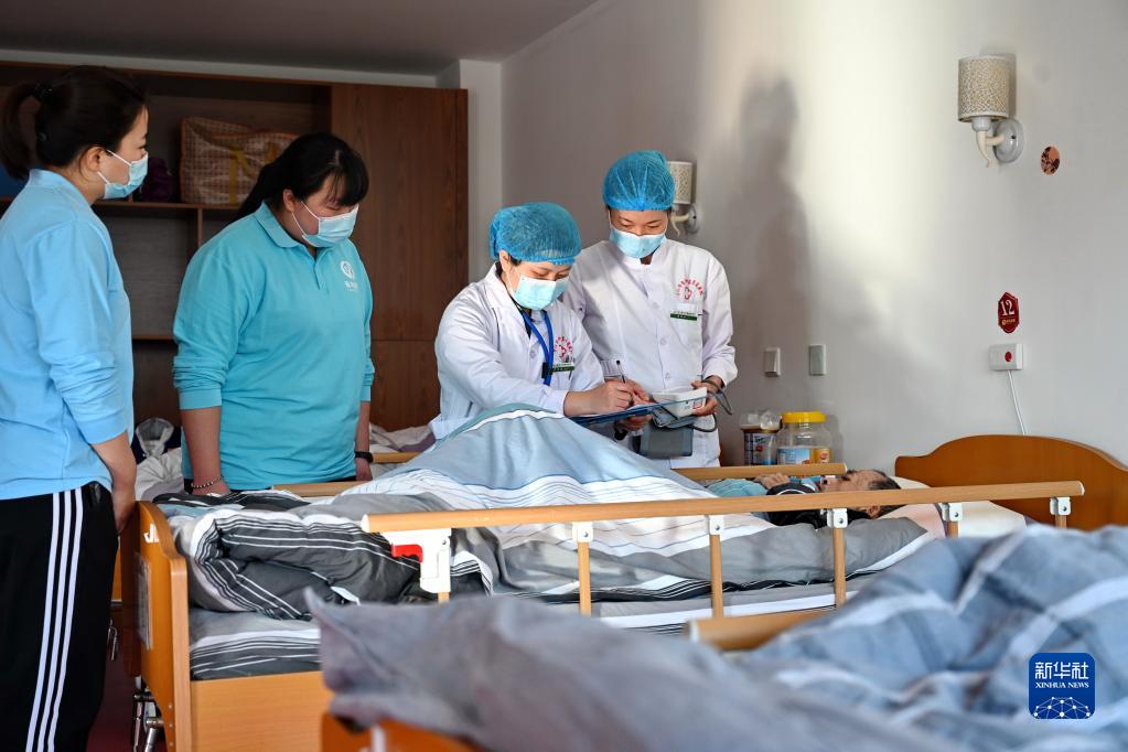 福建晋江探索“长护险”：为失能者家庭解决老大难问题