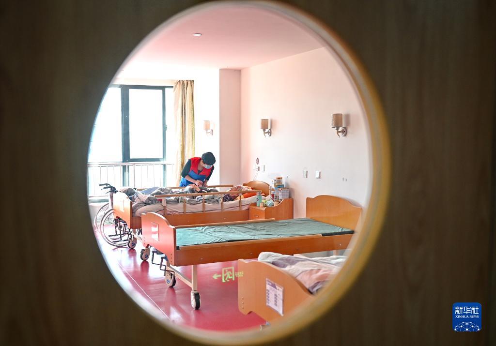 福建晋江探索“长护险”：为失能者家庭解决老大难问题