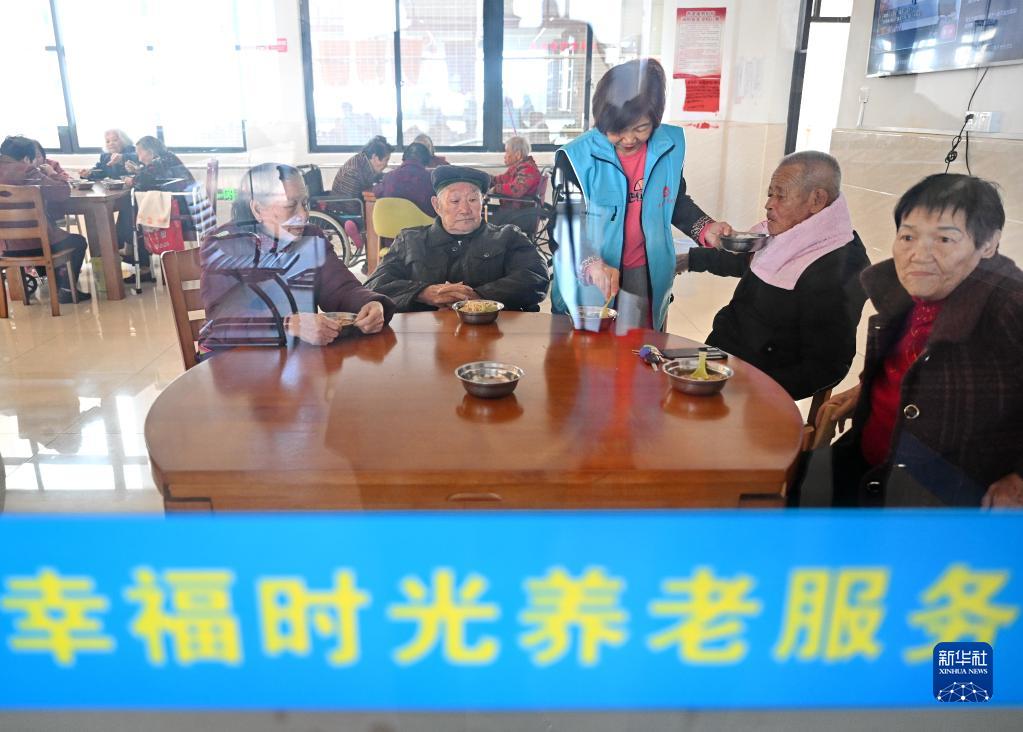 福建晋江探索“长护险”：为失能者家庭解决老大难问题