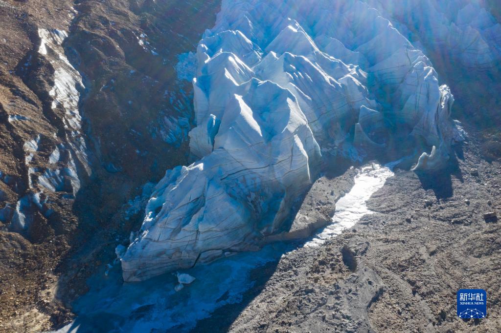 西藏：鸟瞰神秘的曲登尼玛冰川