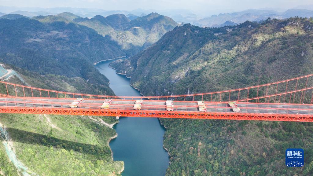 贵黄高速阳宝山特大桥进行静态荷载试验 大桥全长1112米