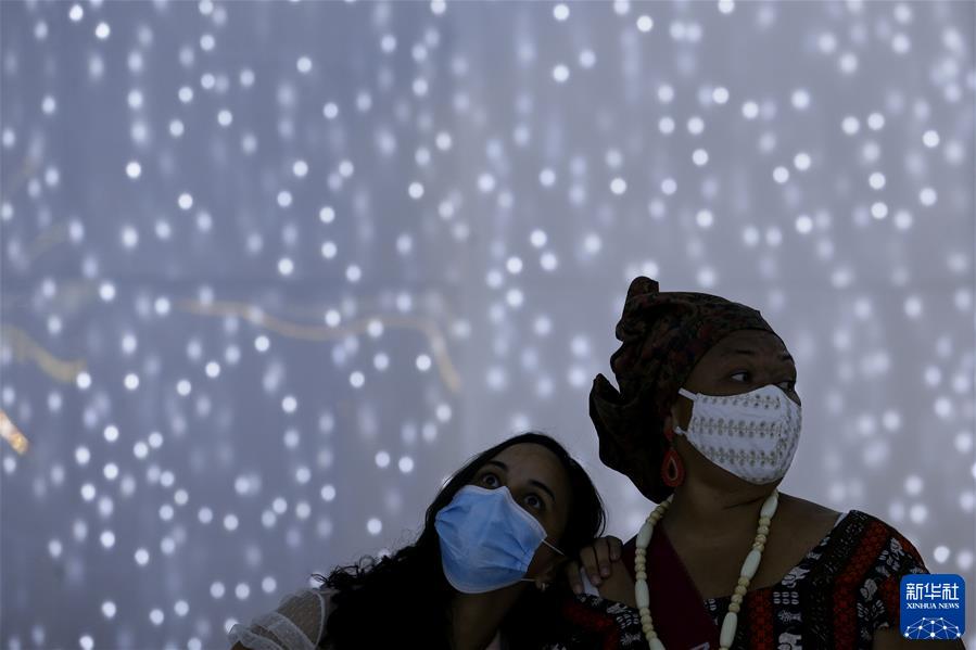 （国际&middot;一周看天下）巴西：灯饰纪念新冠逝者