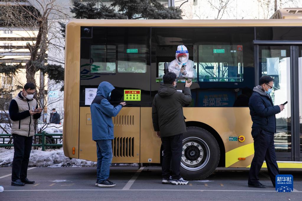 哈尔滨疫情直击：公交车变采样点