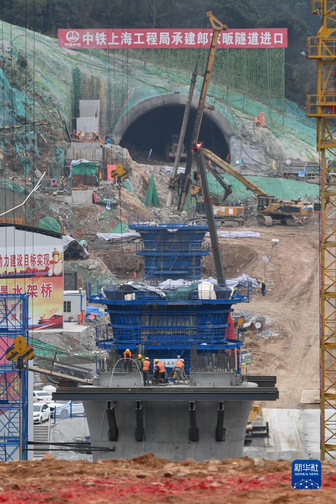 杭温铁路二期工程首座隧道贯通 正线约120公里