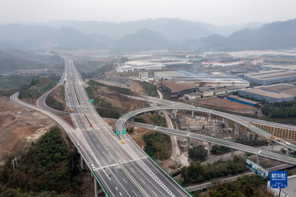 渝黔高速公路扩能项目万盛段建设进入尾声 全长28公里