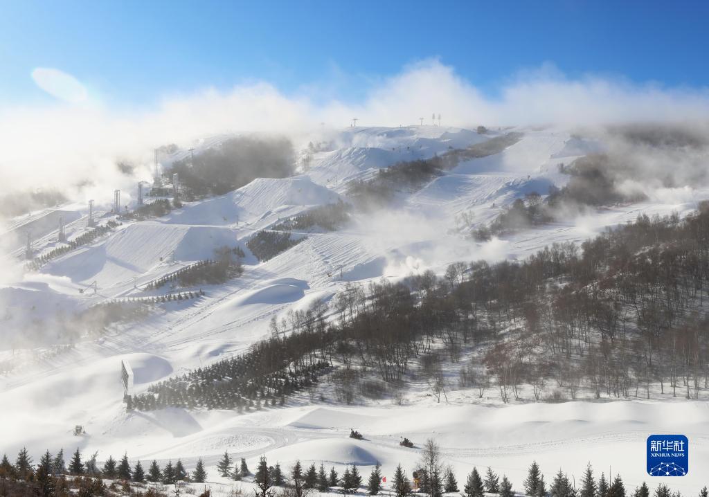 张家口赛区云顶滑雪公园赛道造雪塑型迎“大考” 