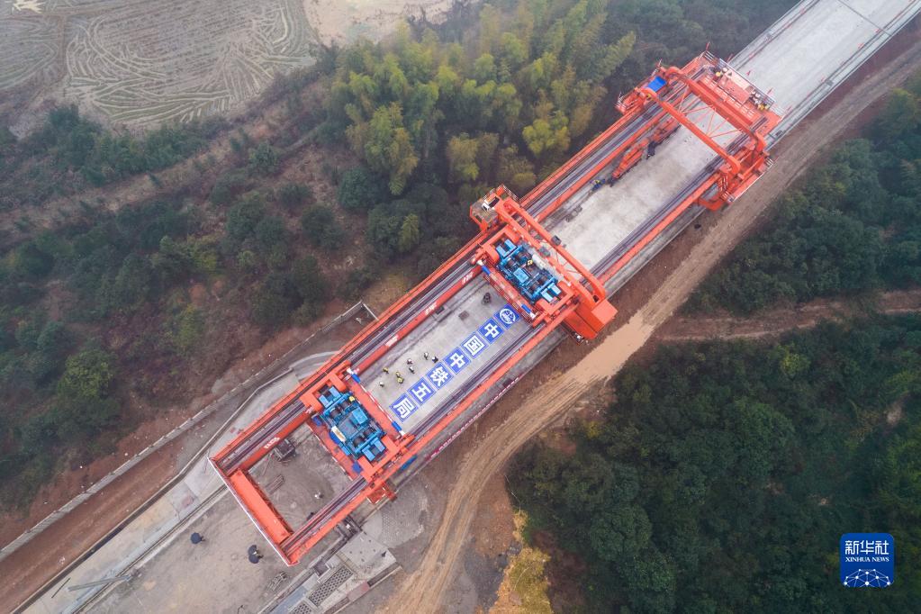 常益长铁路全线箱梁架设完工 线路全长约157公里