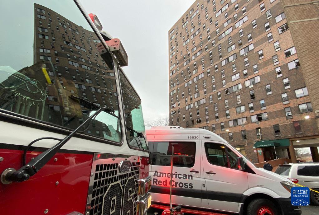 美国纽约一公寓楼发生火灾造成至少19人死亡 其中包括9名儿童