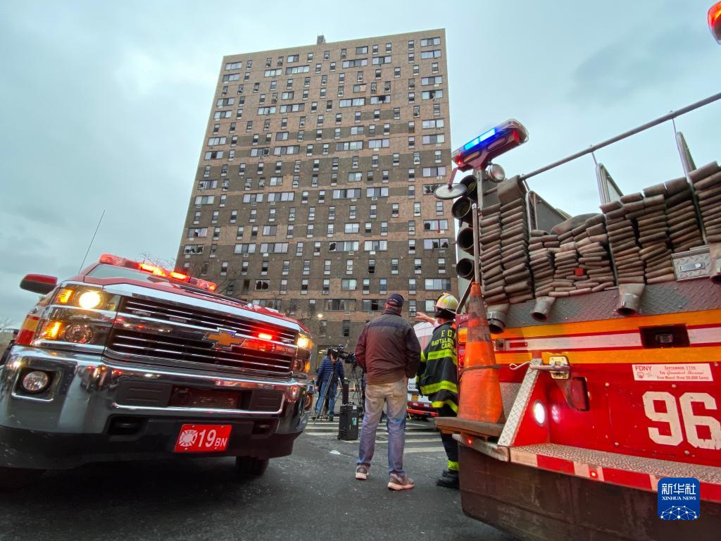 美国纽约一公寓楼发生火灾造成至少19人死亡 其中包括9名儿童