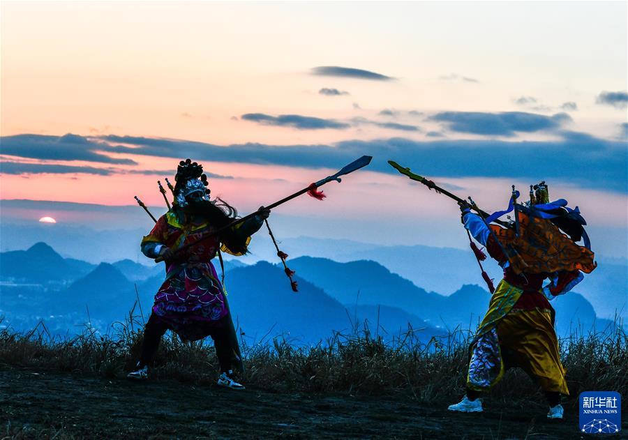 （镜观中国&middot;新华社国内新闻照片一周精选）（4）山村&ldquo;草根戏班&rdquo;的坚守