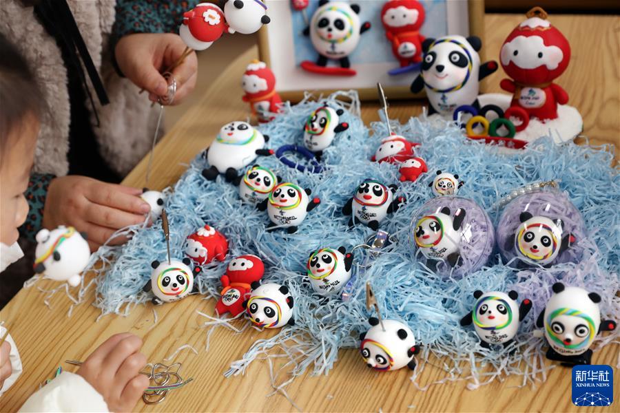 （镜观中国&middot;新华社国内新闻照片一周精选）（6）上海这个社区的小朋友用双手实现&ldquo;冰墩墩自由&rdquo;