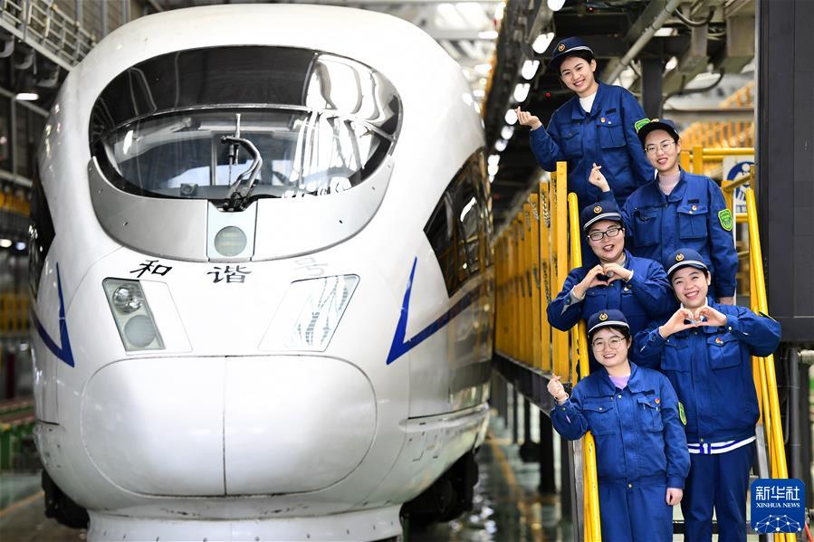 （镜观中国&middot;新华社国内新闻照片一周精选）（9）&ldquo;98后&rdquo;&ldquo;动车女医生&rdquo;的首个春运