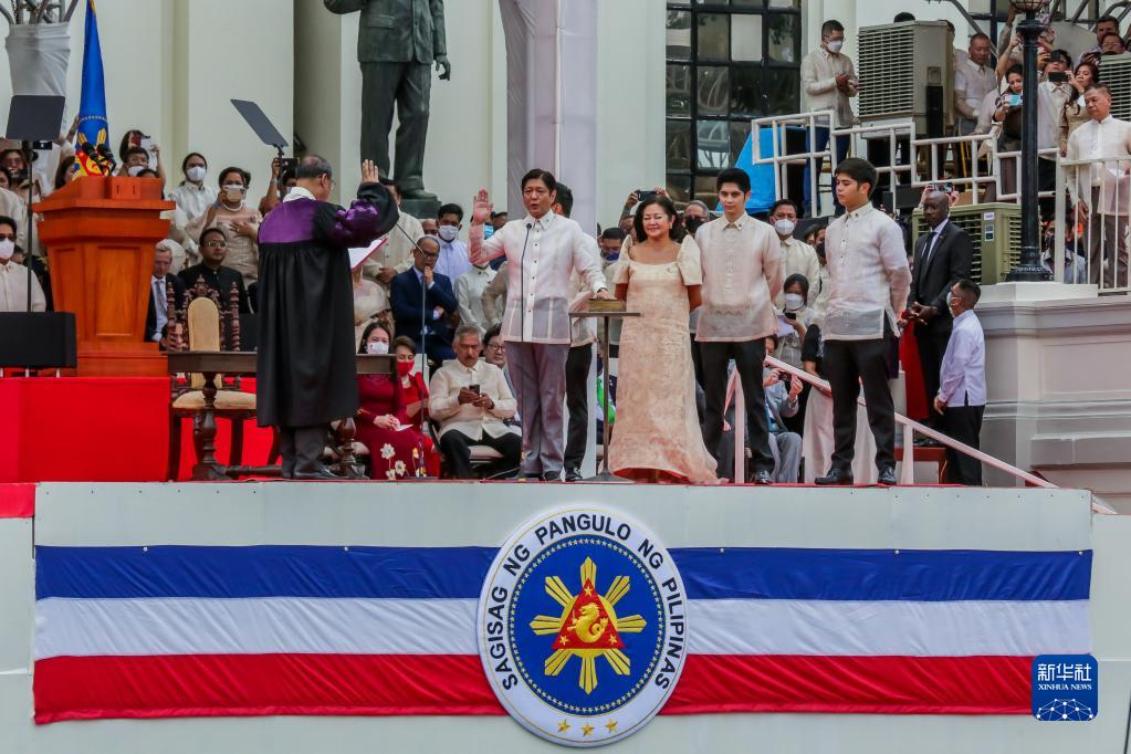 菲律宾新总统马科斯宣誓就职 