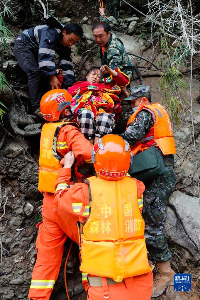 救援队伍进入泸定县得妥镇展开救援工作