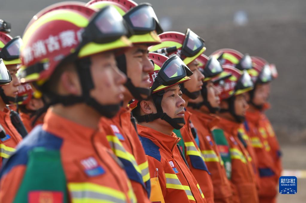 新華全媒+丨內蒙古阿拉善盟露天礦坍塌事故：救援力量現場集結