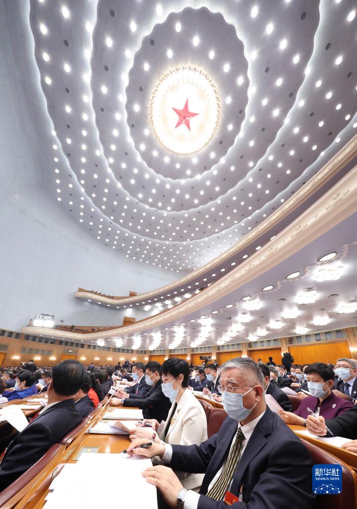 十四届全国人大一次会议举行第二次全体会议