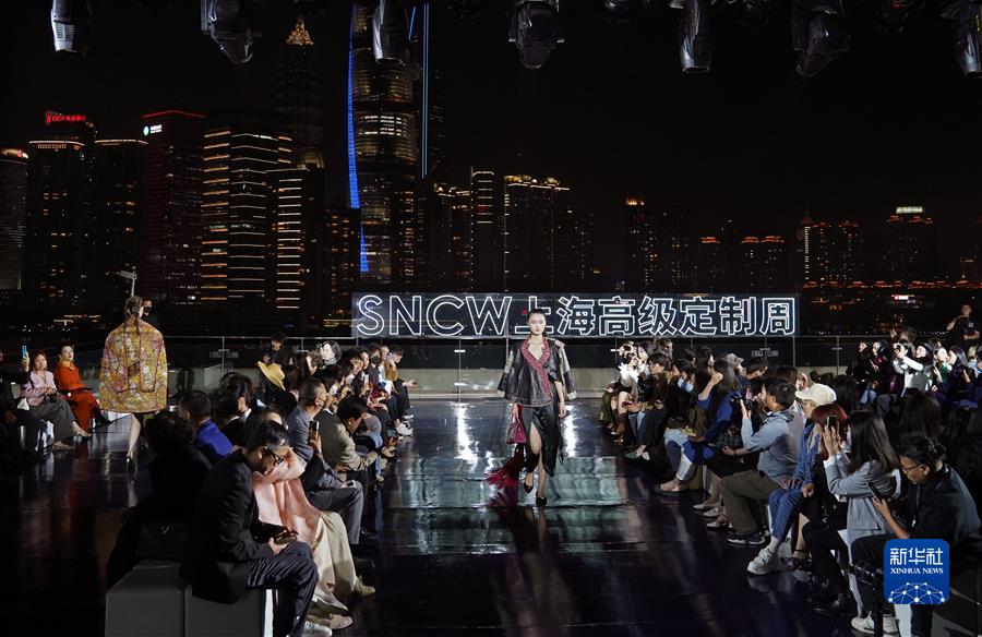 （经济）（1）第十二届上海高定周举行开幕秀