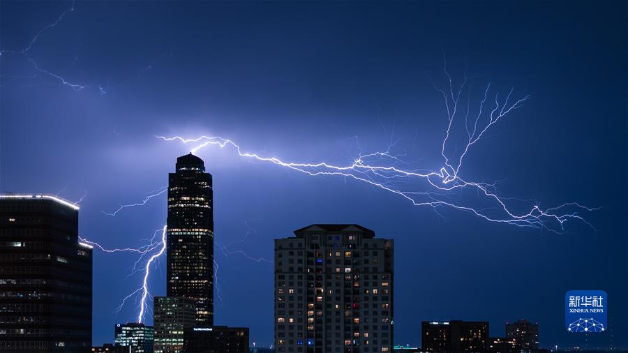 （国际·一周看天下）美国休斯敦：夜空中的闪电