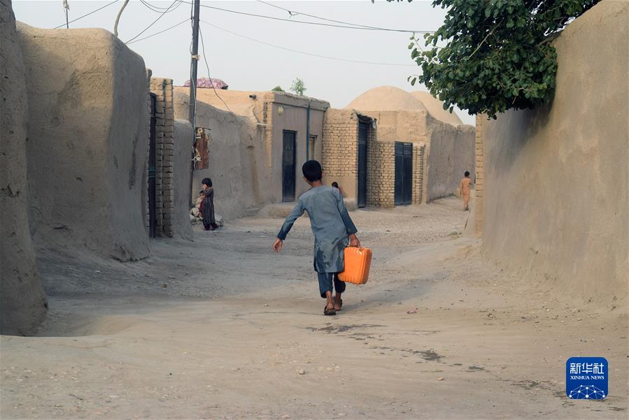 （国际·一周看天下）取水的阿富汗儿童