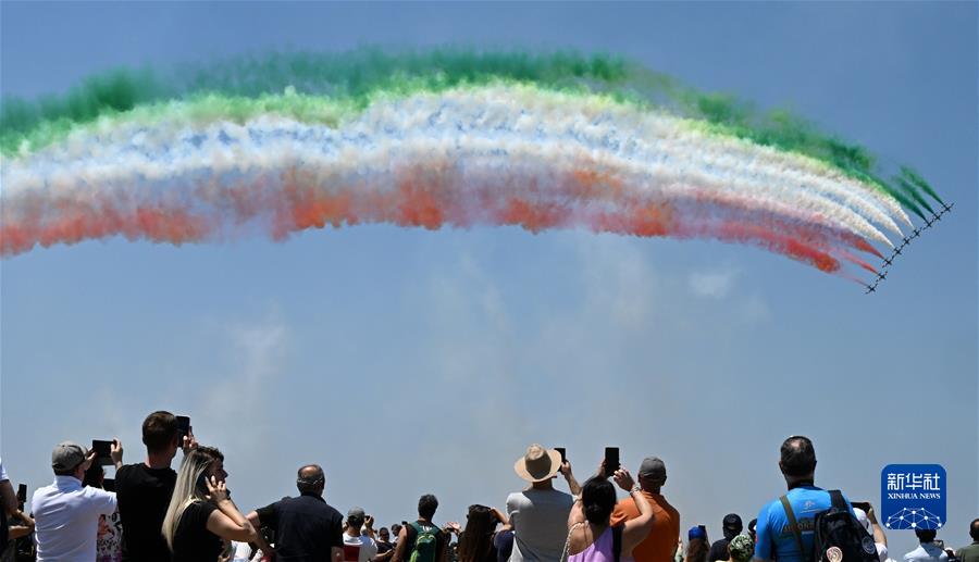 （国际·一周看天下）意大利空军成立一百周年 “三色箭”飞行表演队预演