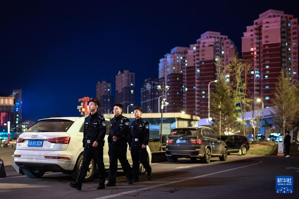 长春：民警夜巡守护城市安全-在吉